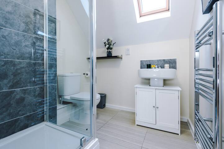 Bright&Modern TownHouse 5 Beds Free Parking gallery image 5