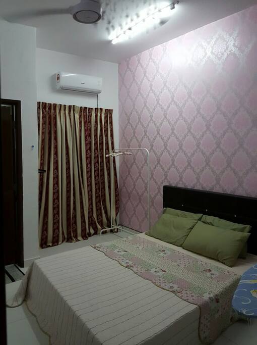 ROOM WITH AIRCOND & CEILING FAN