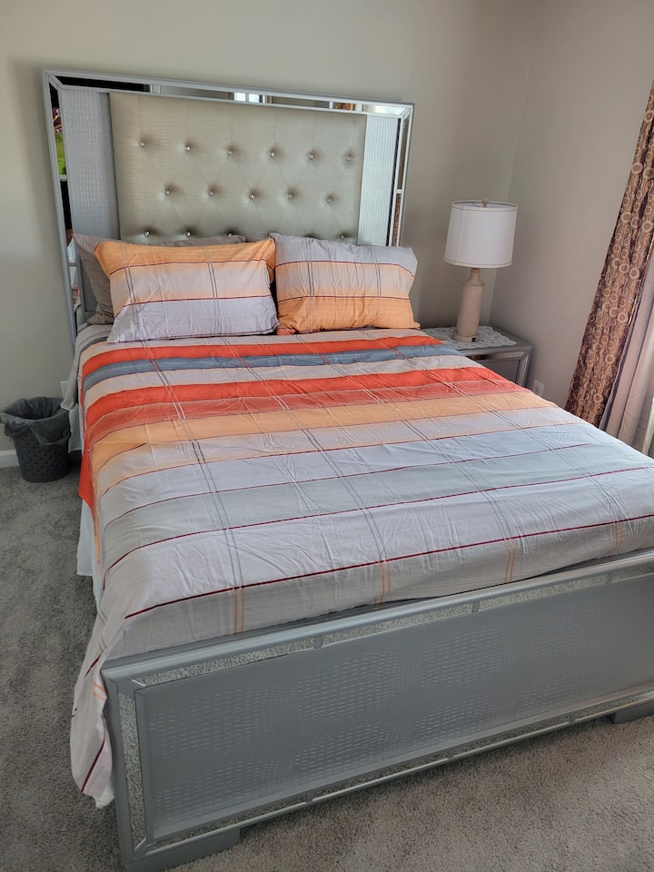 חדר שינה מספר 3 עם מיטת קווין