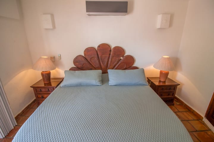 Hoofdslaapkamer met prachtig houten meubilair met unieke afwerkingen.