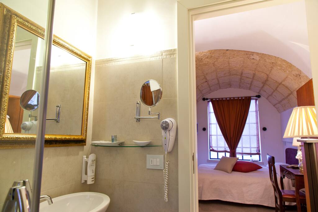 Camera singola con bagno privato