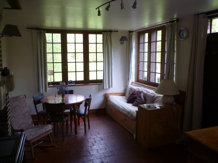 La pièce principale avec vue sur le jardin