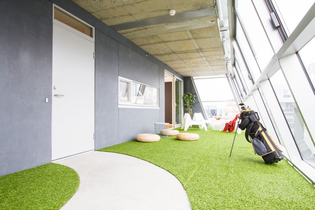 Wintergarden with artificial grass.
