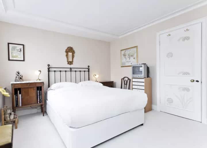 Private floor in Kensington home
