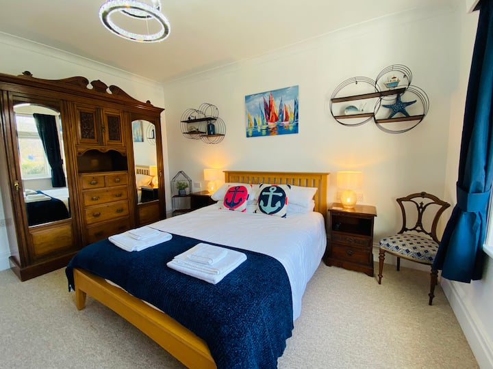 Slaapkamer 3. Kingsize bed, antieke meubels inclusief grote kledingkast en 2 ladekastjes.
Deze kamer heeft ook een zeer grote aan de muur gemonteerde tv met Netflix, Amazon Prime en Disney+