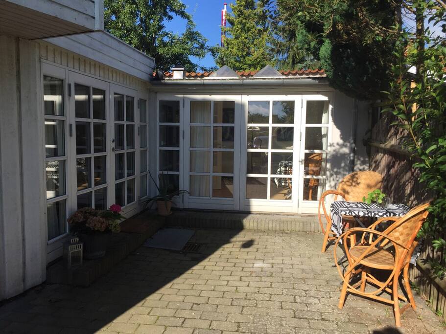 Jeres private Indgang og jeres terrasse med morgensol