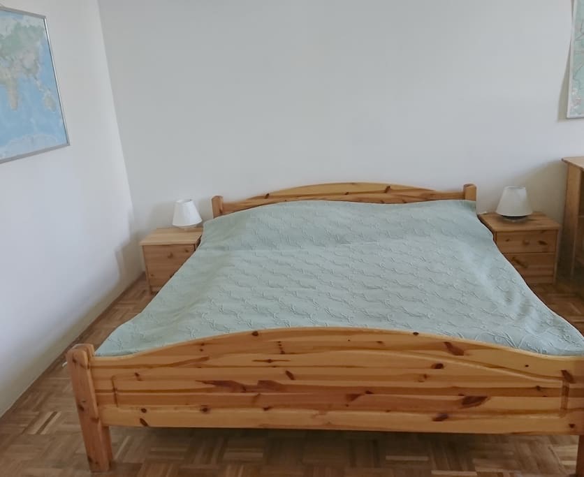 Großzügiges Holzbett