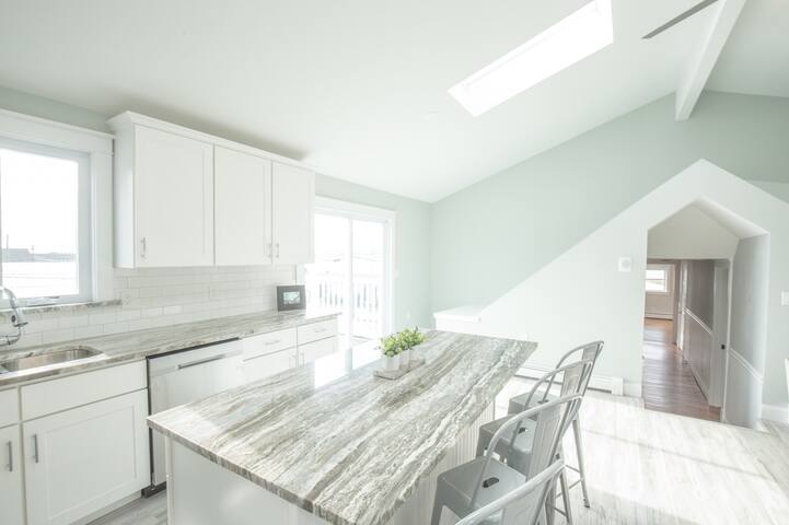 Modern 6 Bed 3 Bath House next to First Beach! gallery image 3