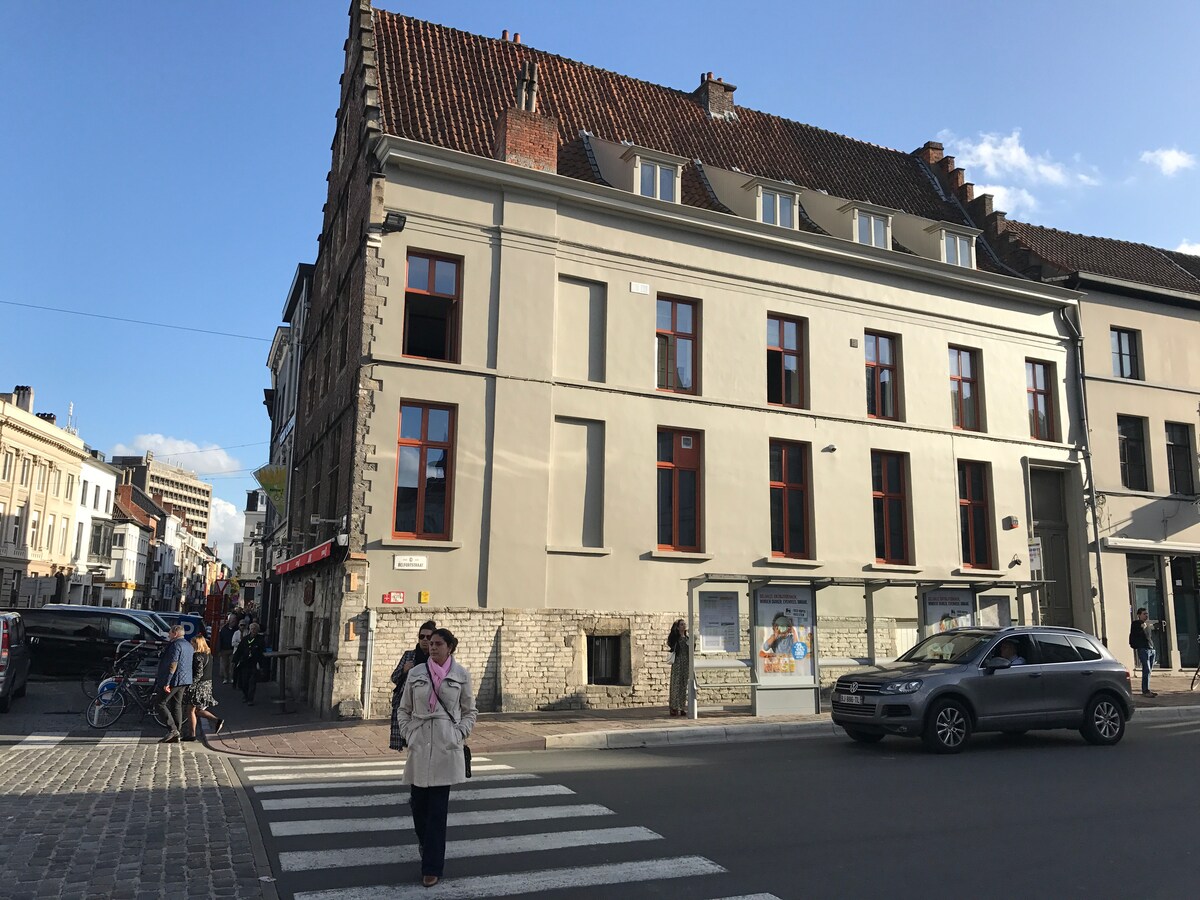 The building is located on the corner of Belfortstraat and the Vlasmarkt and has several bus stops nearby. at Bed Resort Belfort in Ghent