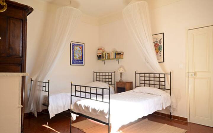 Една спалня с 2 легла (и гардероб)