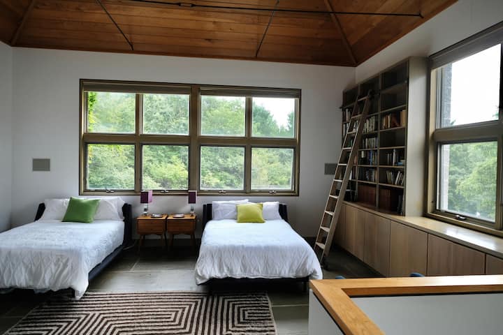 El dormitorio de la torre tiene dos camas completas, techos de veinte pies, medio baño y ventanas en cuatro lados.