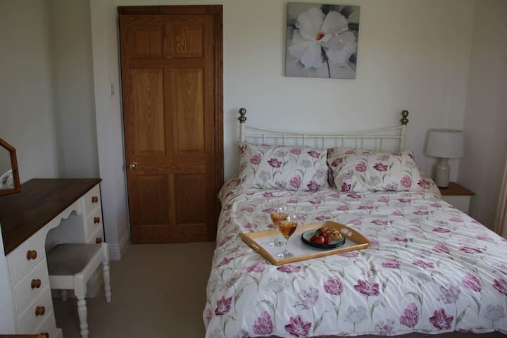 Sovrum (King) med utsikt över skog och Moors