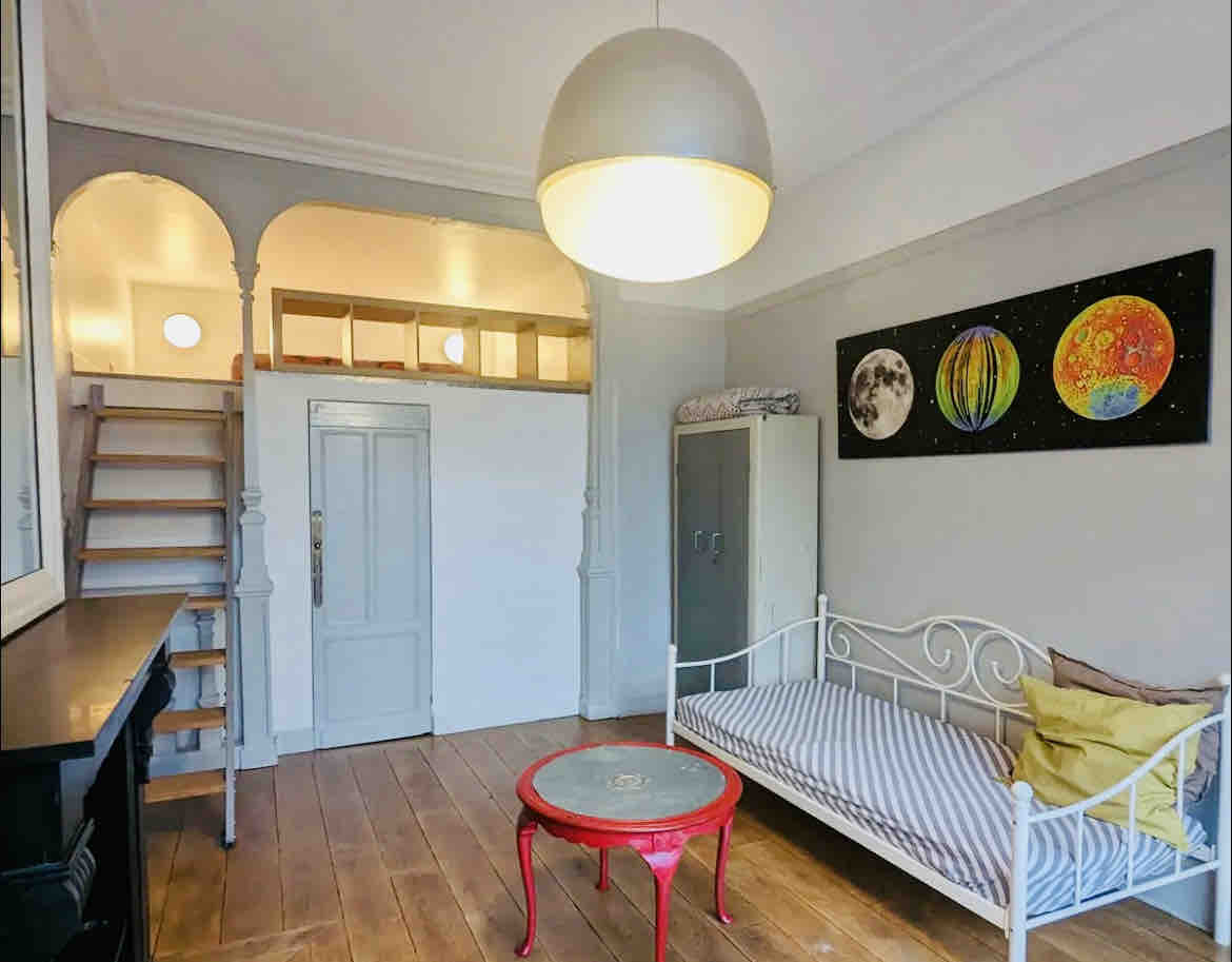 Successful Airbnb property: TRAVEL to the MOON studio in town in Wazemmes