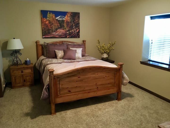 Cuarto dormitorio: cama doble tamaño queen