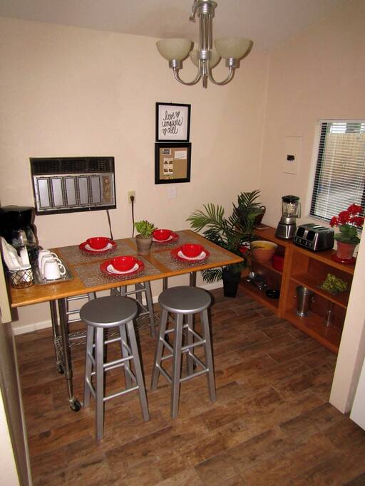 Extra work space/breakfast bar. Blender, toaster, coffeemaker.
A/C and Heater for keeping you comfy.
