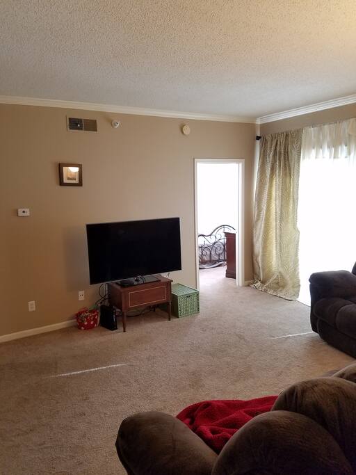 Living room area
Complete with cable TV service & WiFi!