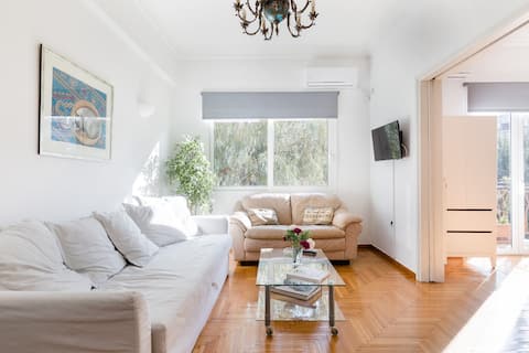 Popular Airbnb listing: Sunny spacious 5 room central apartment 120 m2 in ΜΟΥΣΕΙΟ