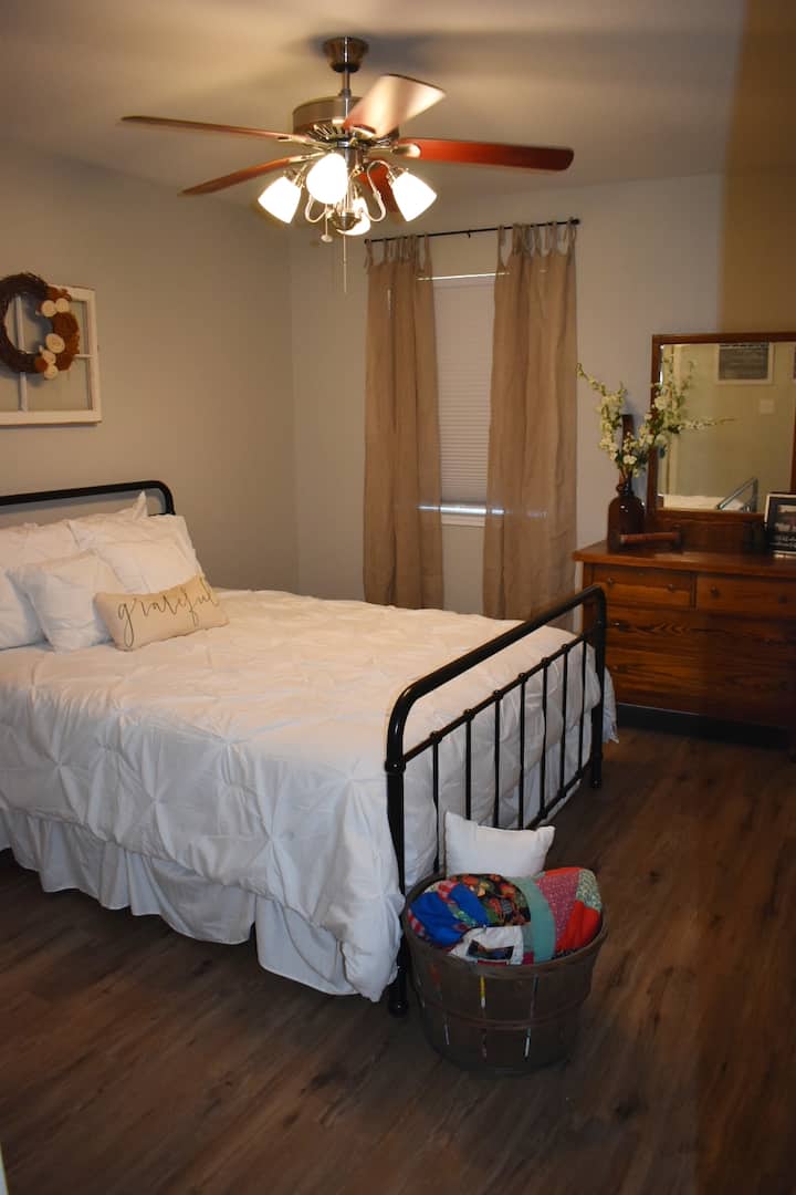 מיטת קווין סייז בחדר השינה הנוסף 