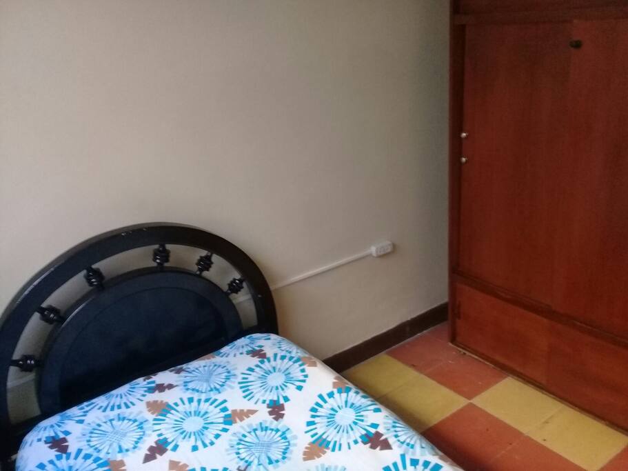 la habitacion incluye una cama y un closet amplio