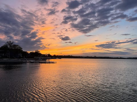 Beautiful Lakefront Getaway: Dock & kayaks!