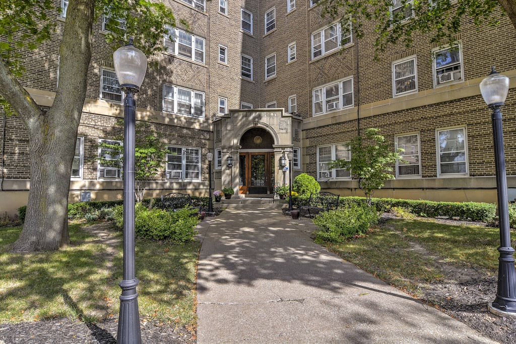 Your next Niagara Falls getaway awaits at this cozy vacation rental apartment.