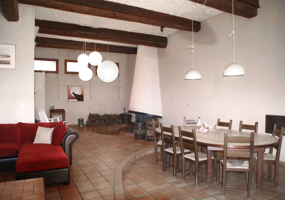 Un salle à manger pour accueillir de grandes tablées