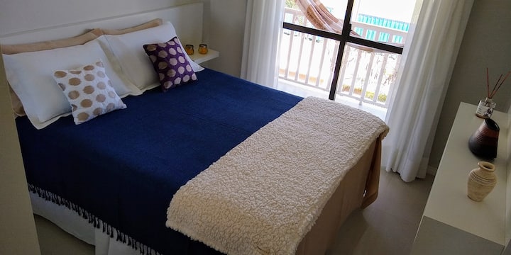 Habitación doble con balcón y hamaca de descanso. 