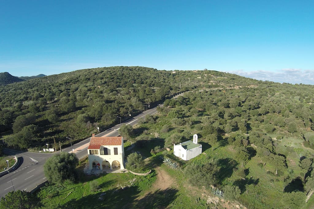 La maison vue du ciel. Vers le haut, la route qui va à Ile Rousse à 8 kms