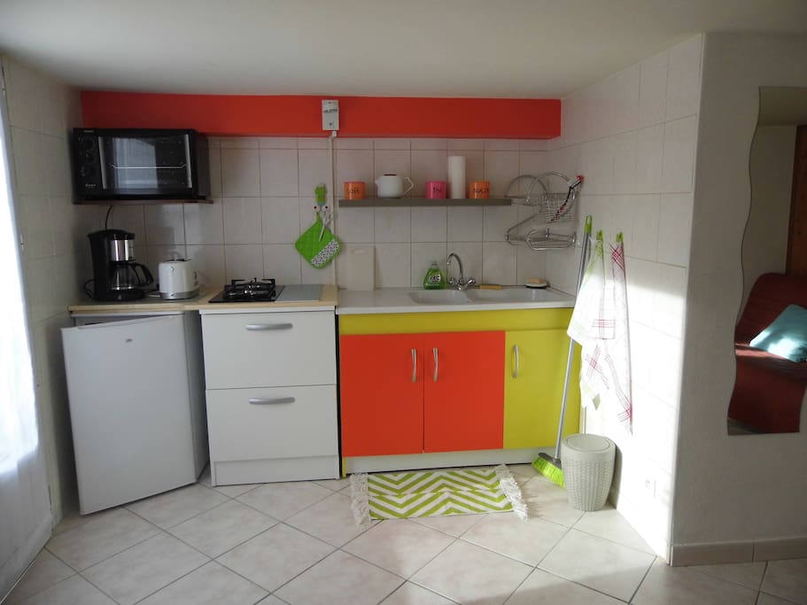 Kitchenette équipée : frigo, four, cafetière, grille pain, cuisson au gaz 2 feux, évier. Café, thé, tisanes fournis
