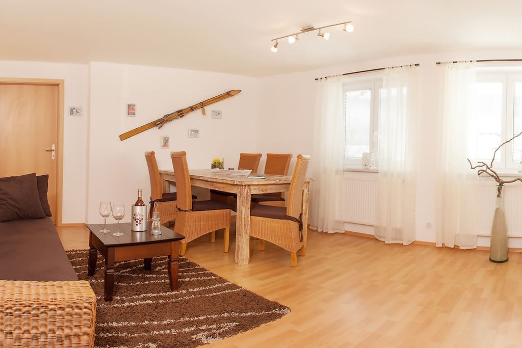 Wohnzimmer mit 3 D Flat-TV-CD-DVD Player,Esstisch mit 5 Stühlen und Bettfedercouch.