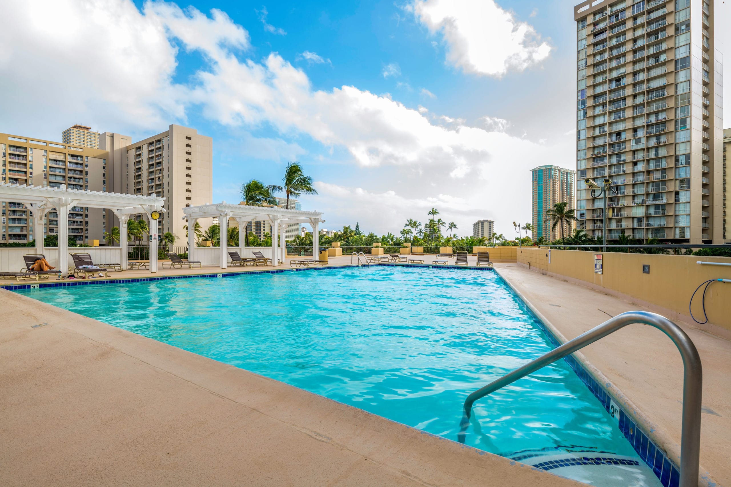 Condo in Honolulu · ★4.73 · Studio · 1 bed · 1 private bath - Image 11