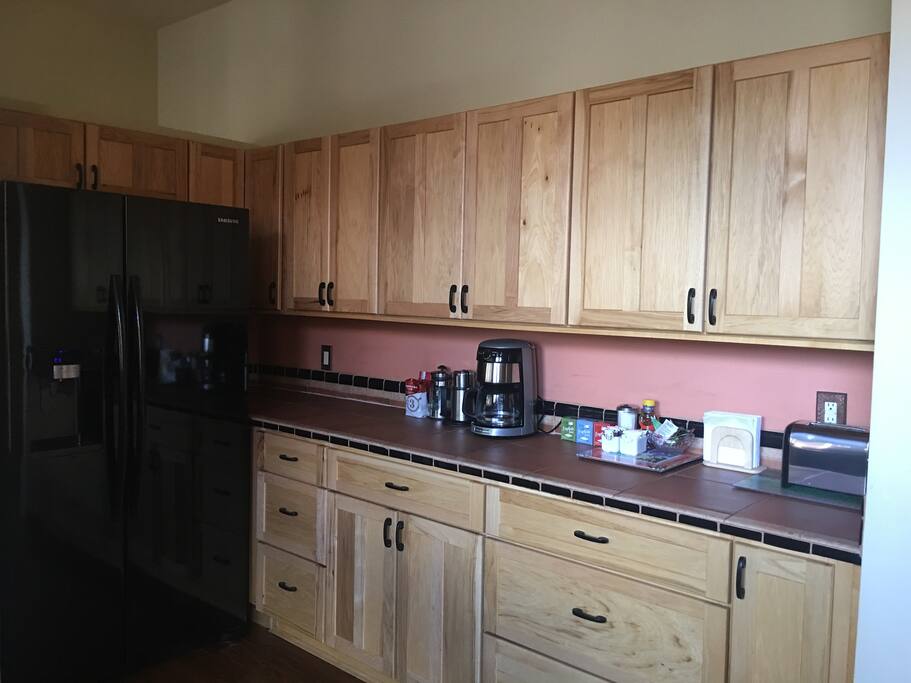Large open plan kitchen w/all new appliances