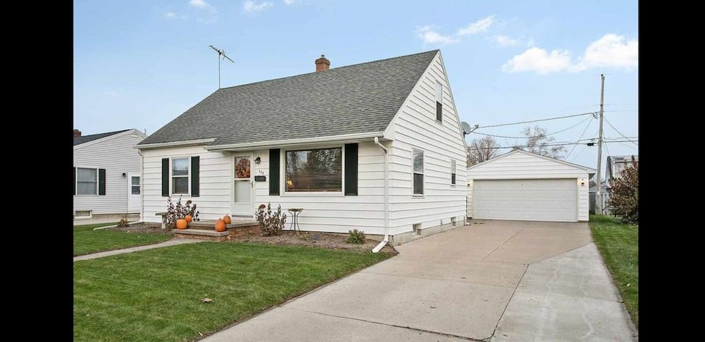 Cozy home to relax for EAA Oshkosh!