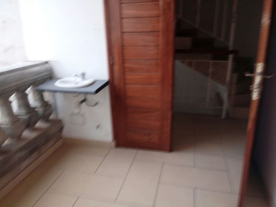 lavabo à l'entrée pour se laver les mains au retour de la ville