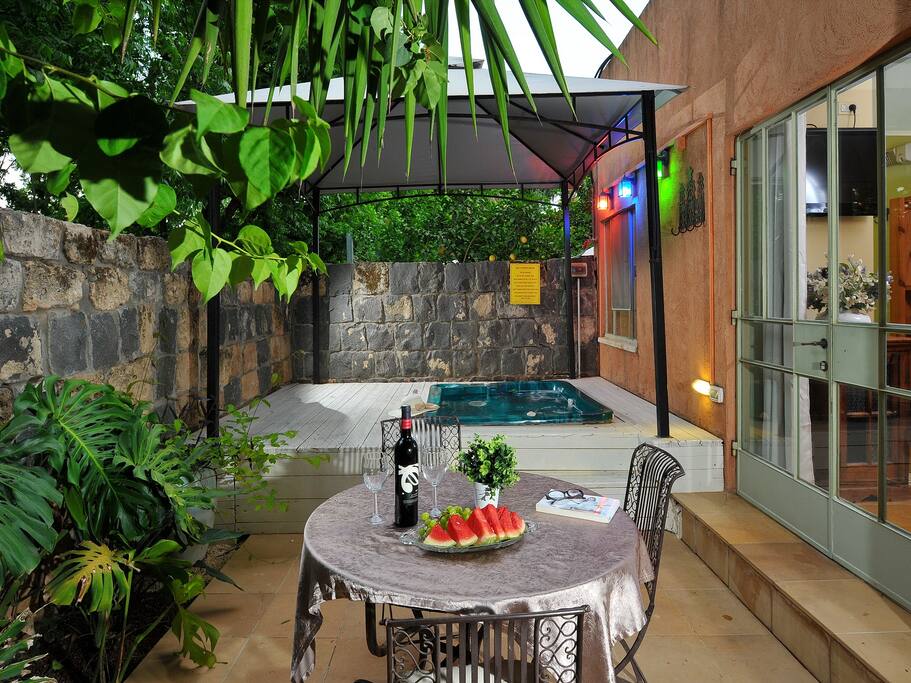 Private Jacuzzi and courtyard