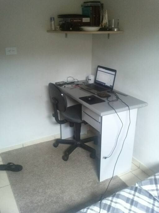 quarto com mesinha para estudos