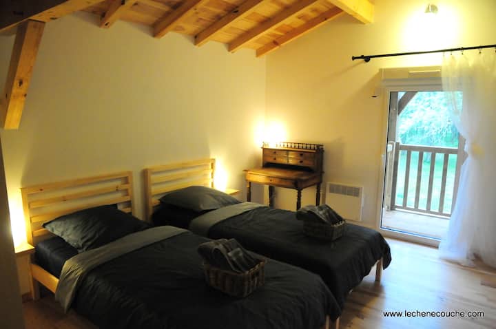 La habitación con 2 camas de 90