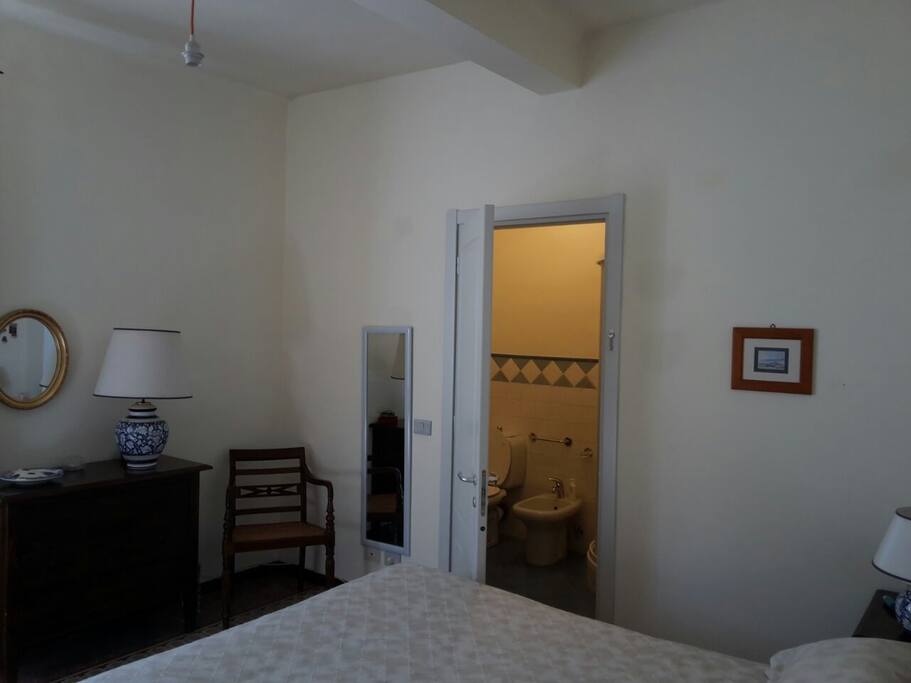 stanza matrimoniale con bagno privato/double room with private bathroom