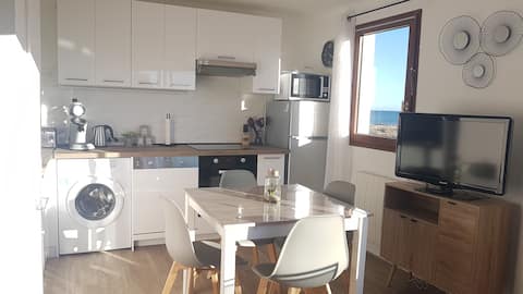 Beautiful bright T2, sea 20 meters, WiFi, swimming pool