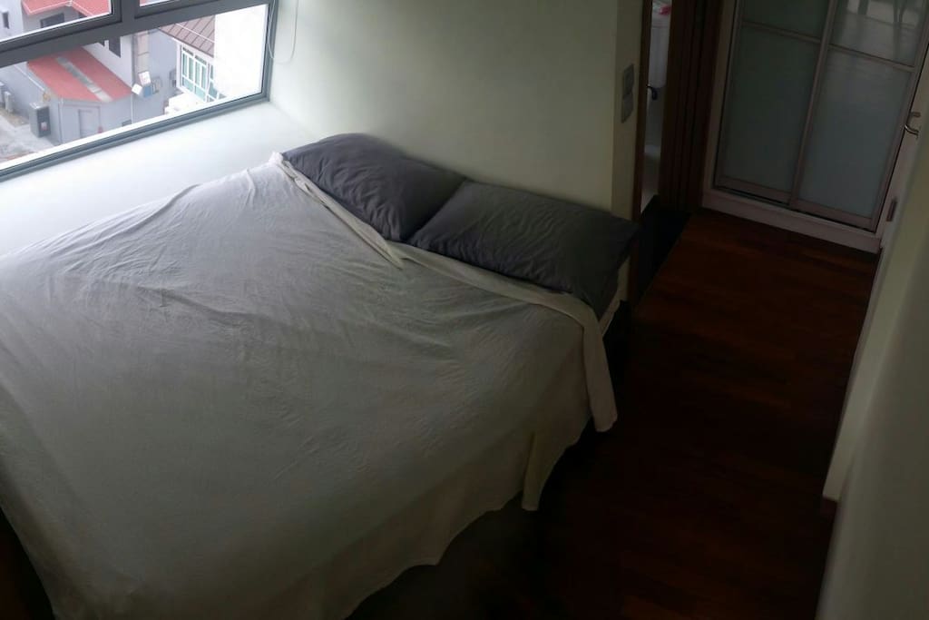 Cosy bedroom with queen bed