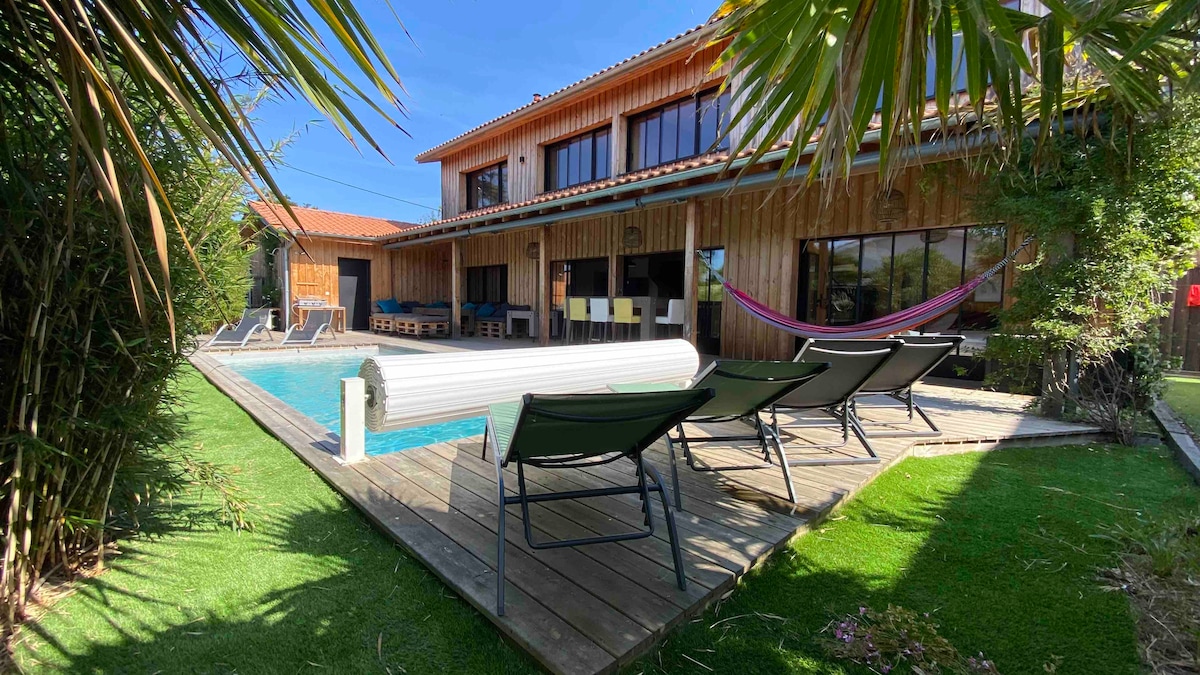 Top Airbnb: Charming villa with heated pool by the ocean. in Biscarrosse