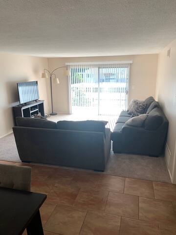 Quaint condo in Fullerton close to all attractions