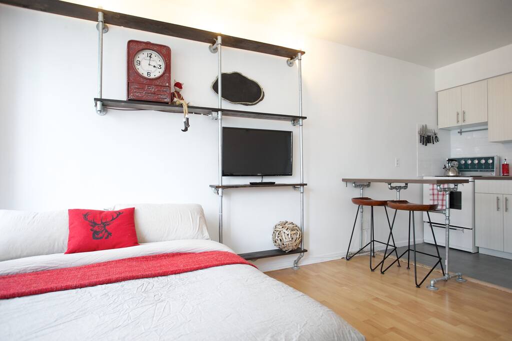 The natural wood materials used throughout this space really lend to that homey "chalet" vibe.