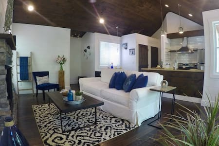 *COUPLES PERFECT GETAWAY!New washer/dryer