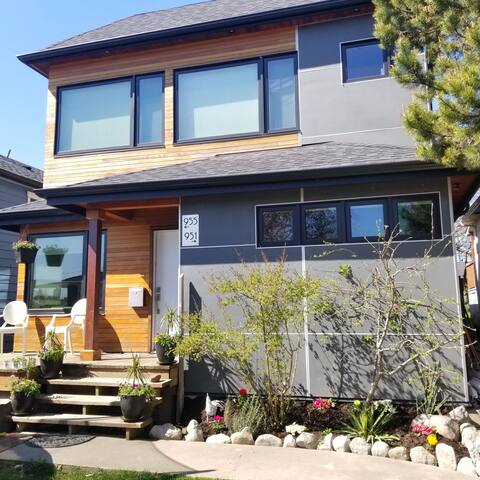 PATIO TIME-3 outdoor patios! sleeps 8 people gallery image 3