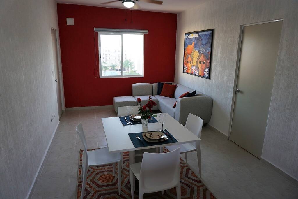Sala comedor con vista a la piscina