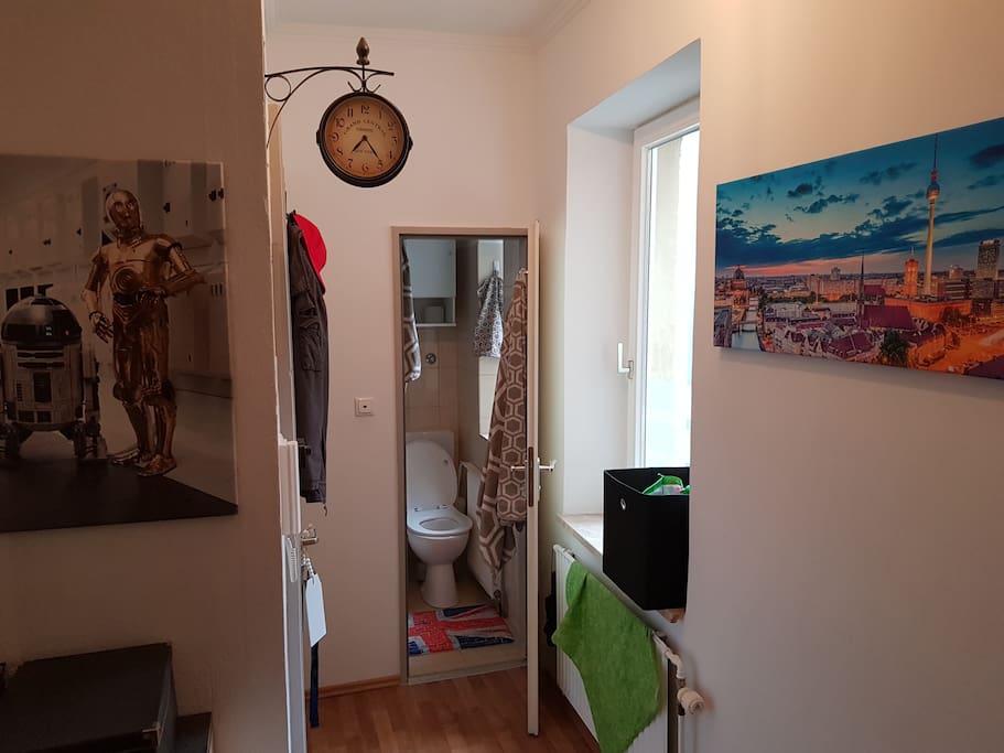 Corridor with view to the restroom.