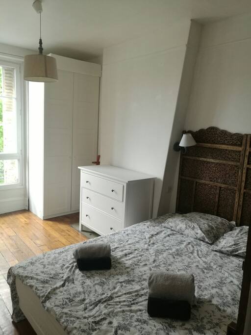 chambre à coucher spacieuse avec rangements