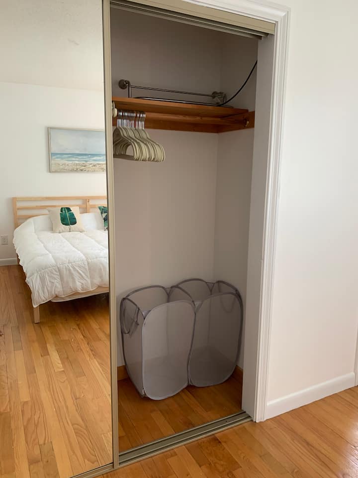 მასტერ-საძინებელი დიდი ზომის მატრასით და ნახევარი აბაზანით და კარადათი