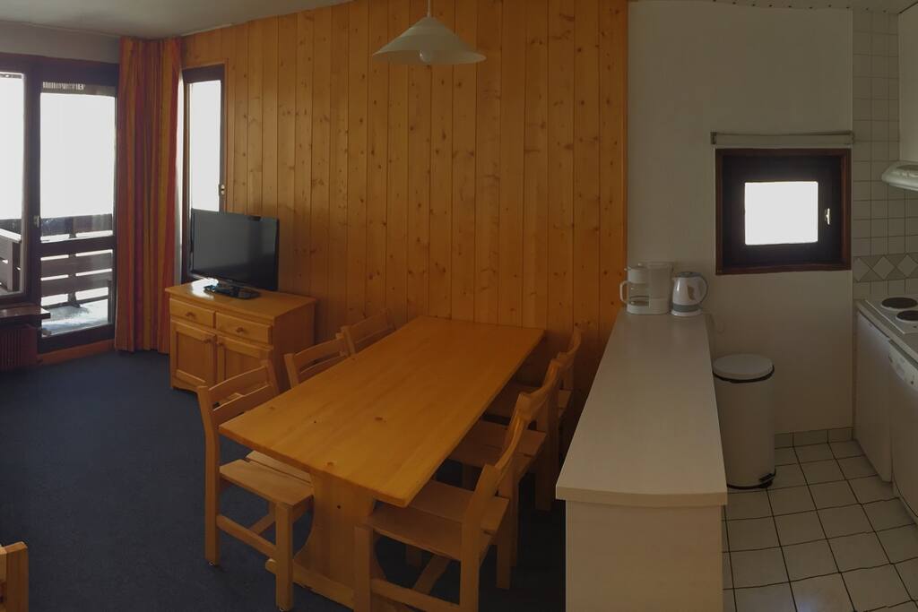 Séjour avec balcon ouvert sur kitchenette toute équipée